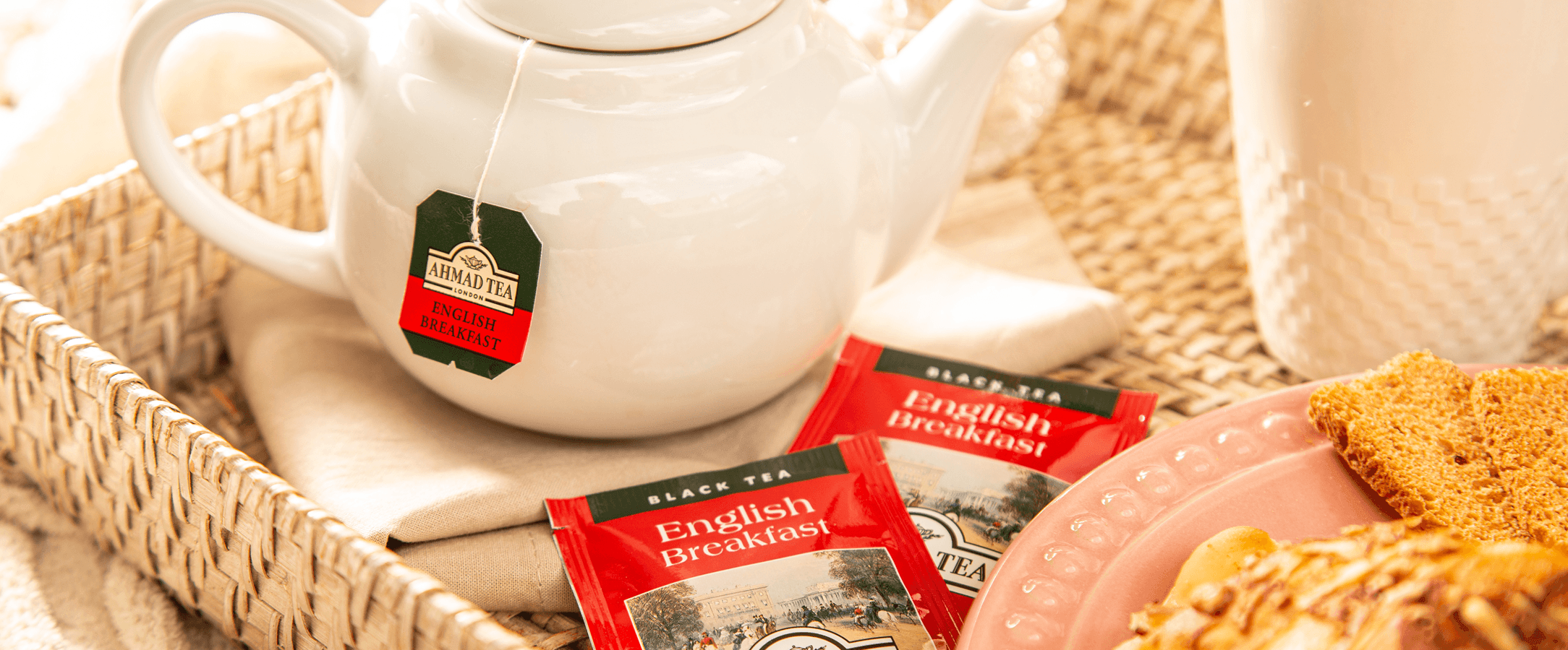 Kanvica čaju Ahmad Tea English Breakfast s raňajkami
